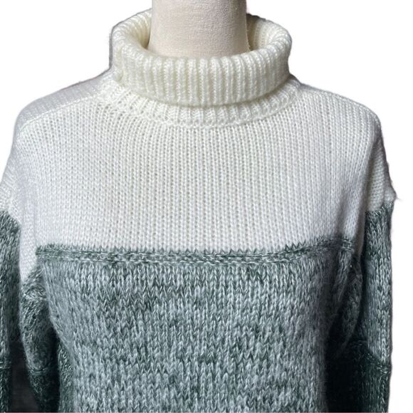 Women's Green and White Color Block Cozy Knit Turtleneck Sweater (Size: Small) - Picture 5 of 10